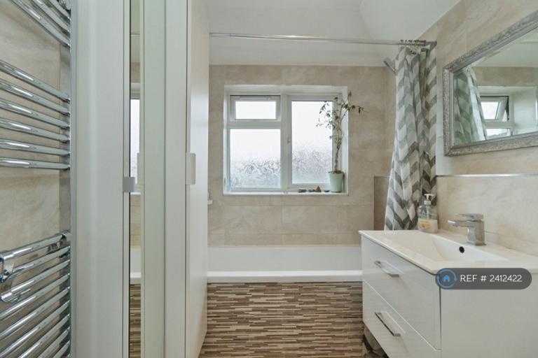Flat Porthkerry Avenue in Greater London