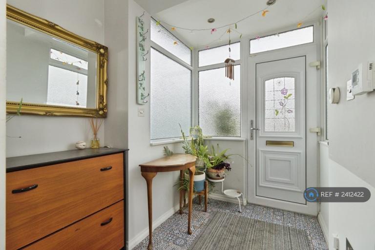 Flat Porthkerry Avenue in Greater London