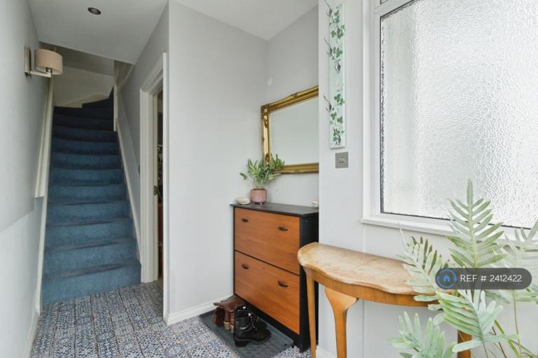 Flat Porthkerry Avenue in Greater London