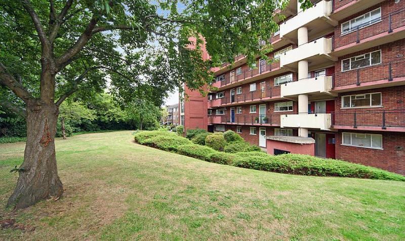 Flat Wimbledon Park Road in Greater London