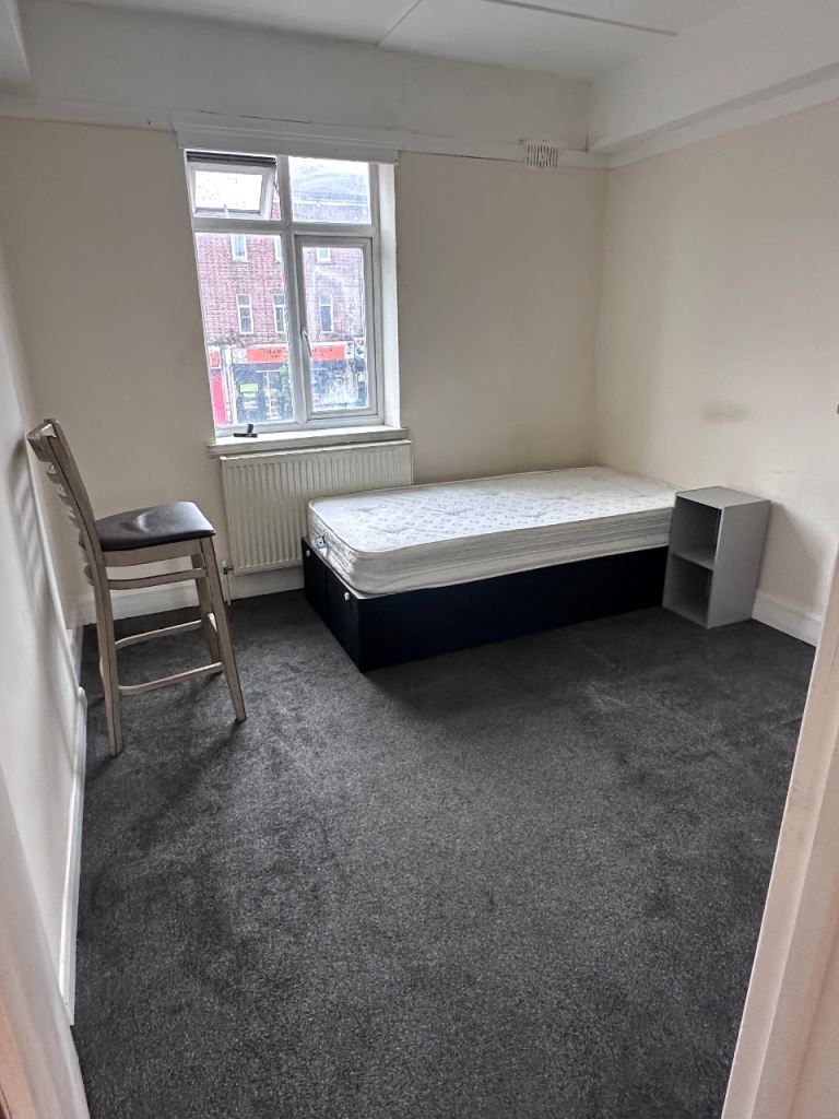 Room Longbridge Road in Greater London