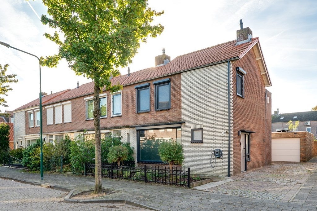 Huis Monseigneur van Hooydonkstraat 19 in Rijen