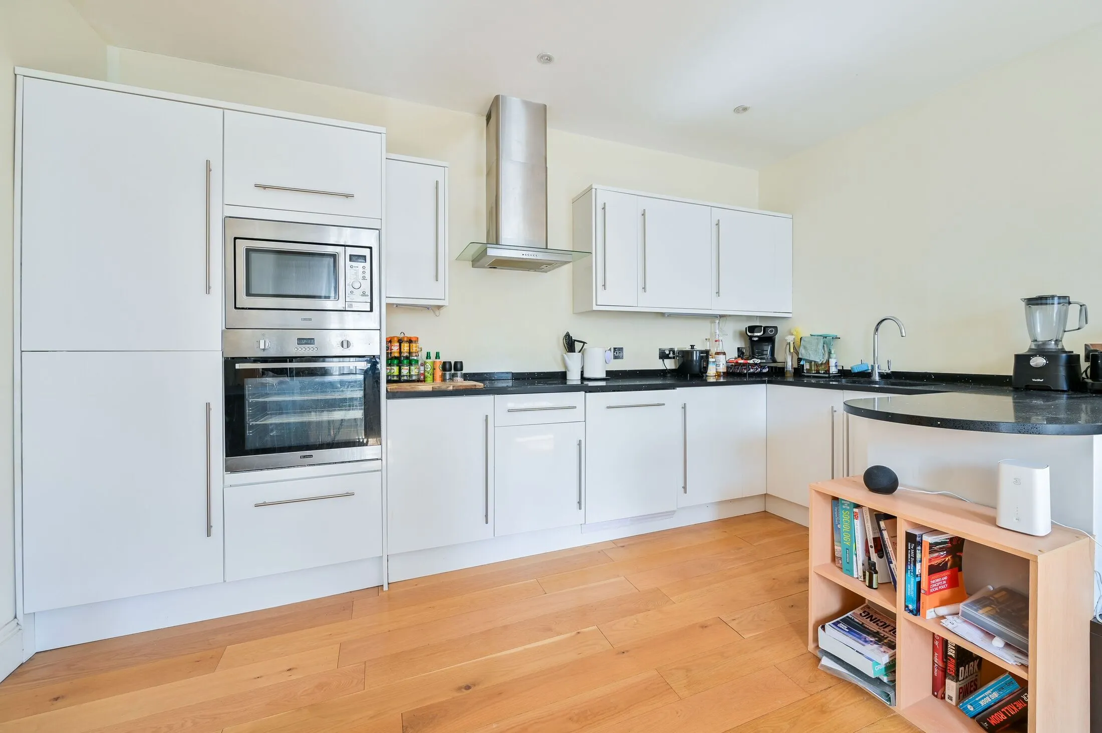 Flat Turner Street in Greater London
