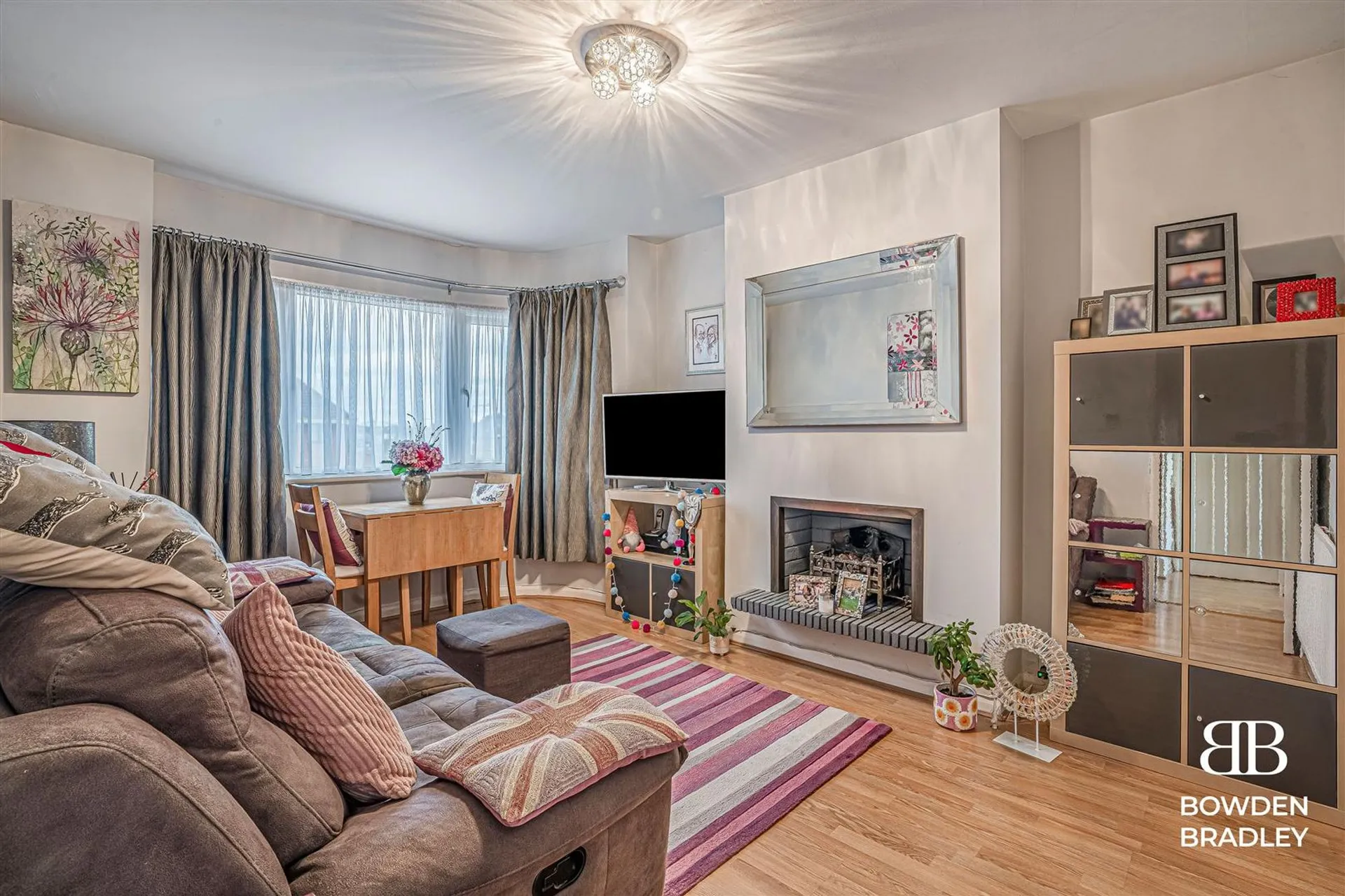 Flat Tomswood Hill in Greater London