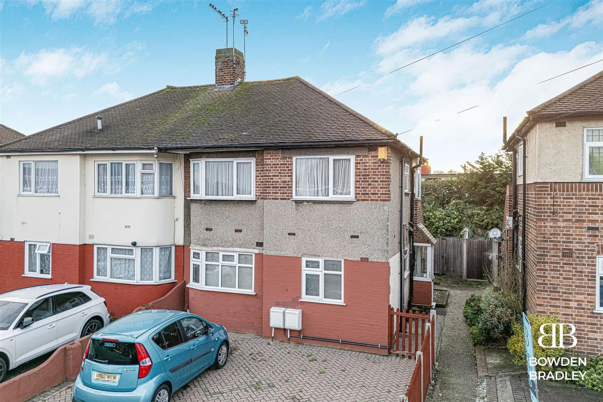 Flat Tomswood Hill in Greater London