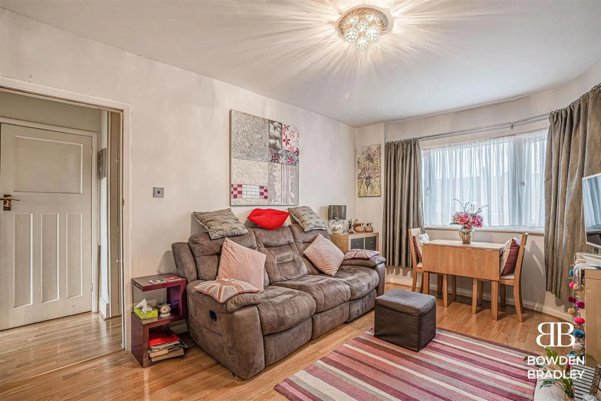Flat Tomswood Hill in Greater London