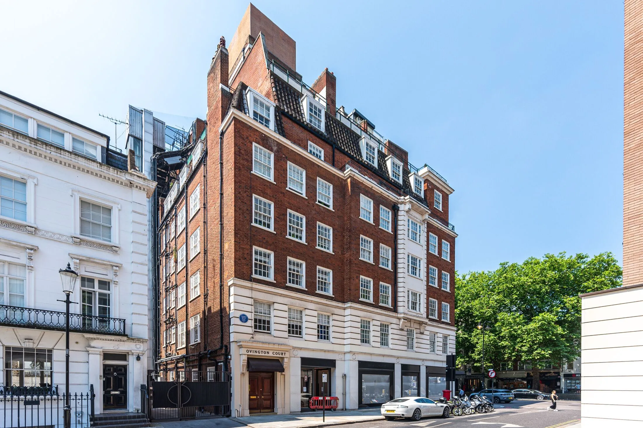 Flat Yeoman's Row in Greater London