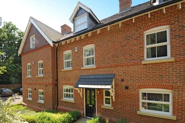 House Heathlands Place in Winkfield