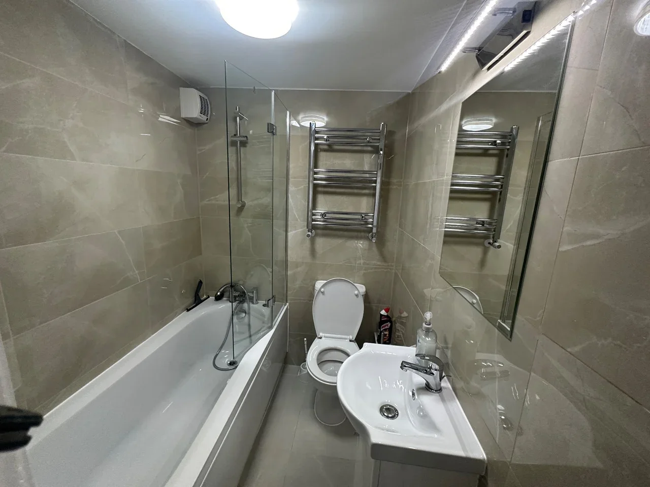 Room Oswald Road in Greater London