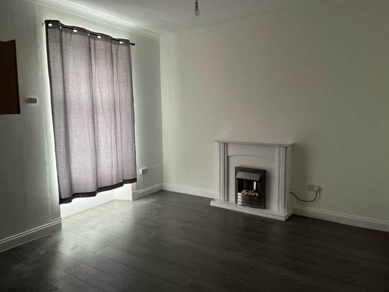 Flat Loudoun Road in Greenholm