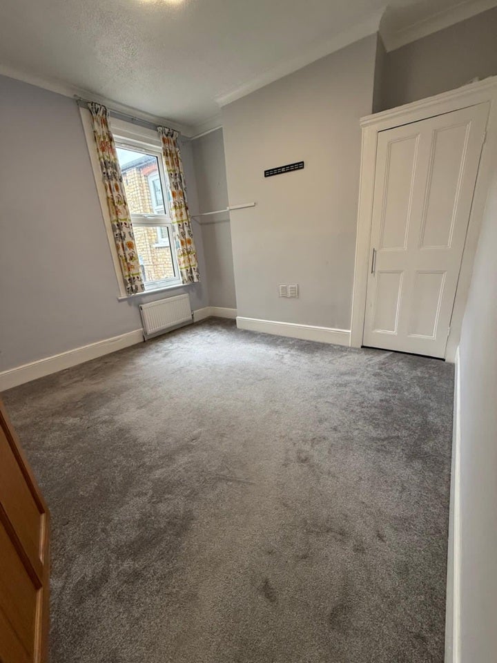 Flat Harlech Road in Greater London