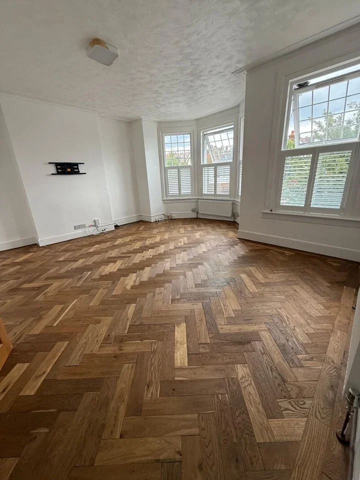 Flat Harlech Road in Greater London