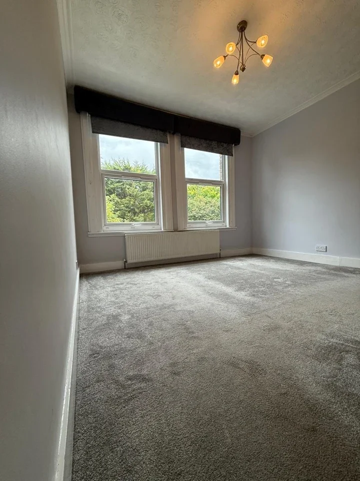 Flat Harlech Road in Greater London