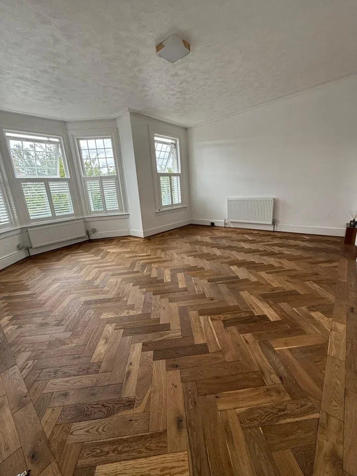 Flat Harlech Road in Greater London