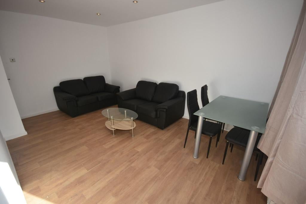 Flat Rockdove Avenue in Manchester