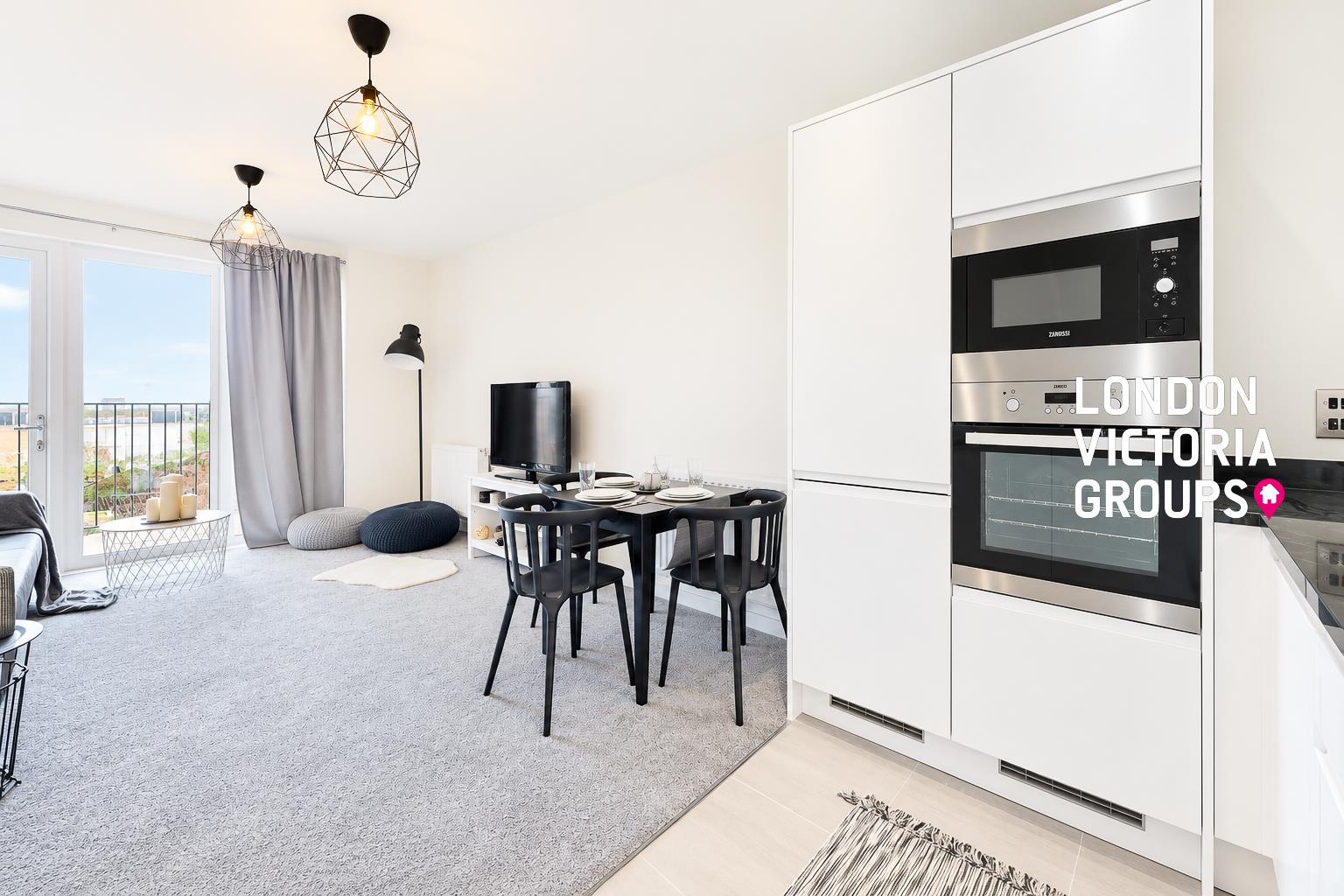 Flat Woodley Crescent in Greater London