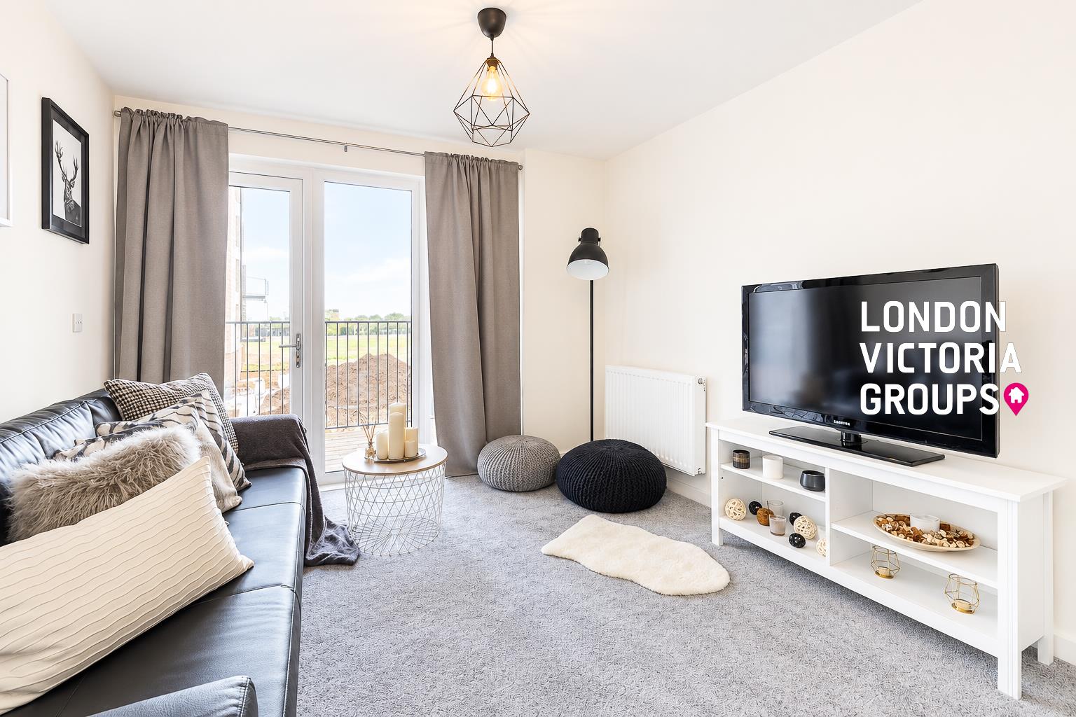 Flat Woodley Crescent in Greater London