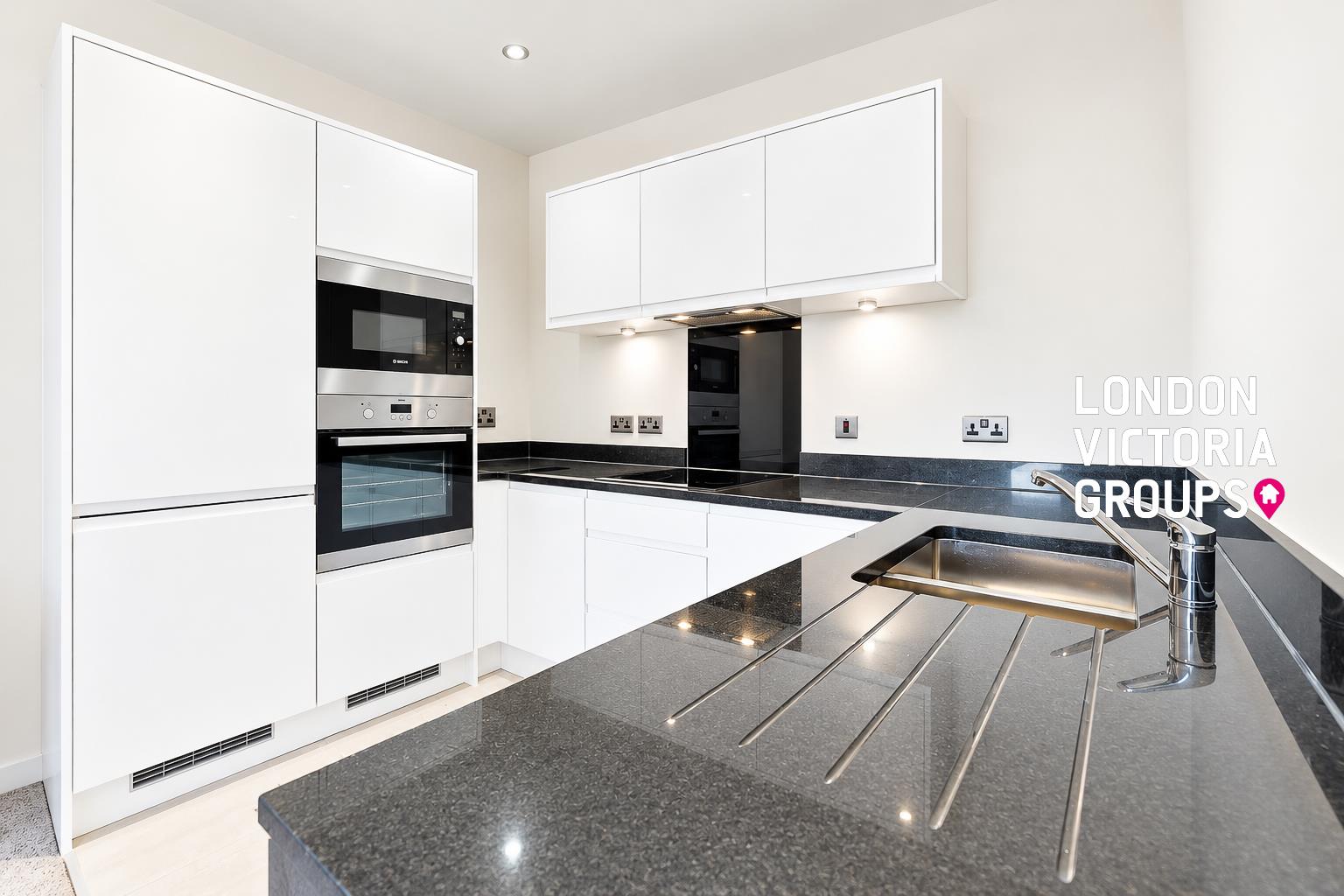 Flat Woodley Crescent in Greater London