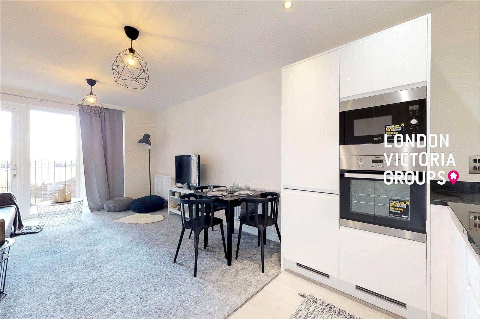 Flat Woodley Crescent in Greater London