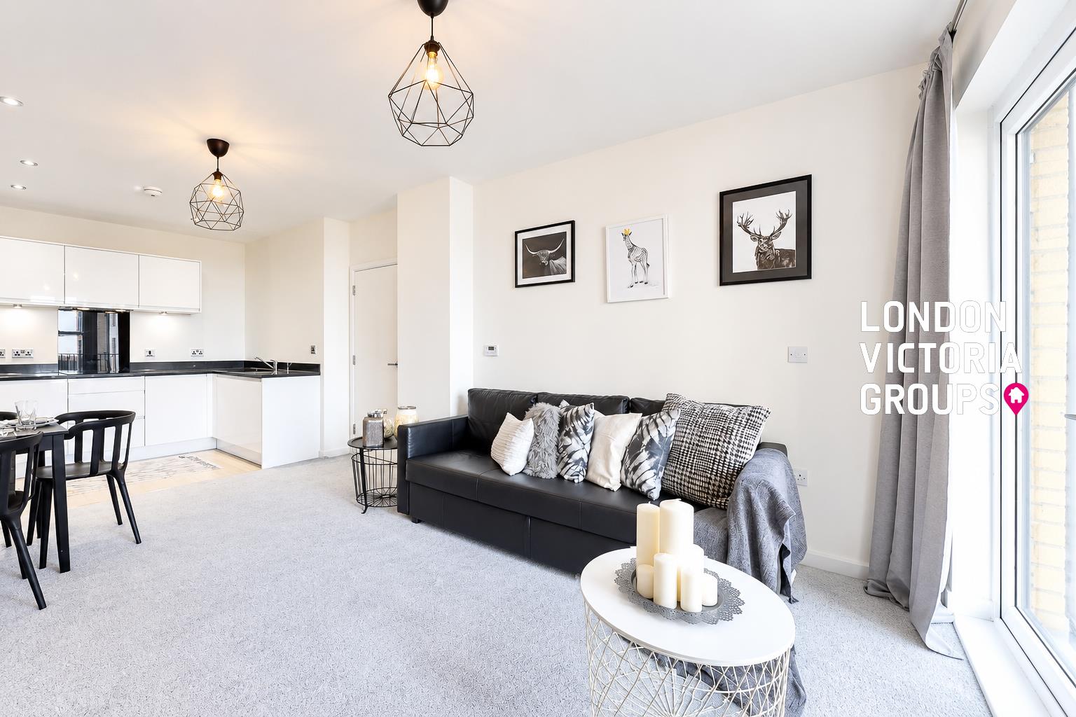 Flat Woodley Crescent in Greater London