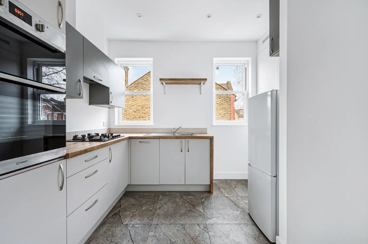 Flat Southfield Road in Greater London