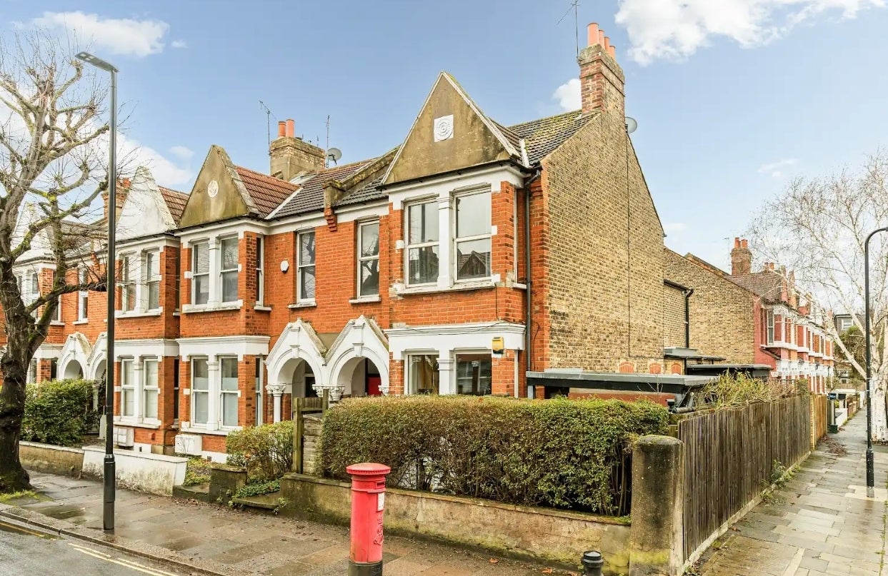 Flat Southfield Road in Greater London