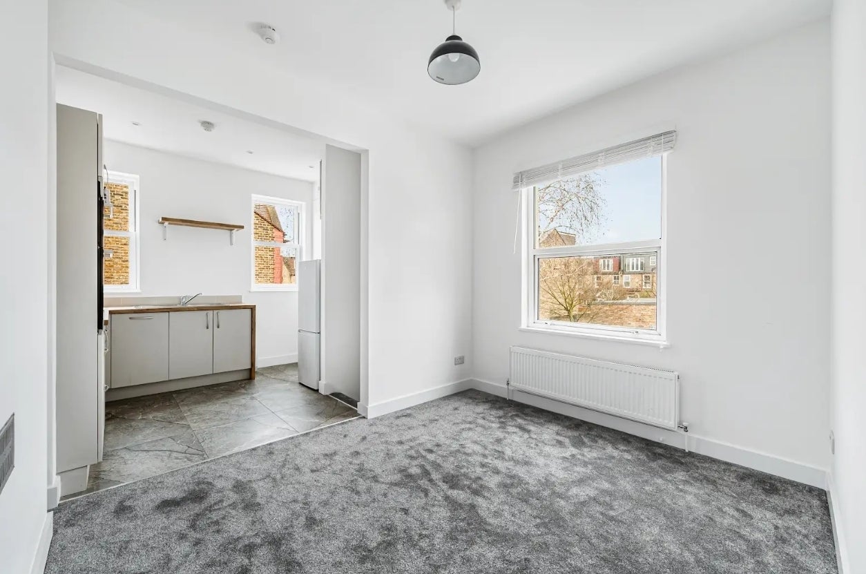Flat Southfield Road in Greater London