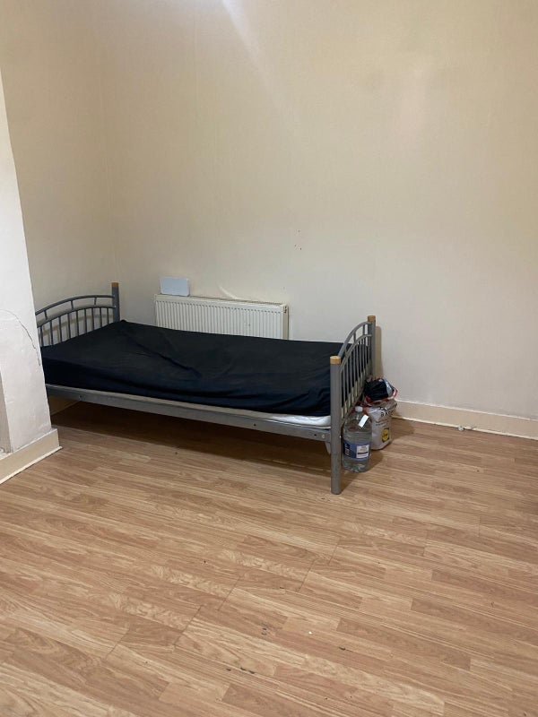 Room Burges Road in Greater London