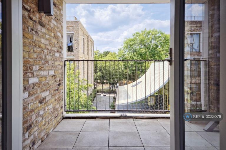 Flat Apple Tree Road in Greater London