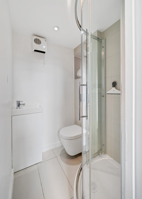 Room Malcolm Road in Greater London
