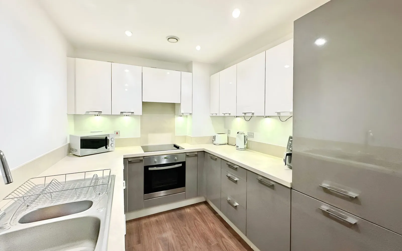 Flat Hayling Way in Greater London