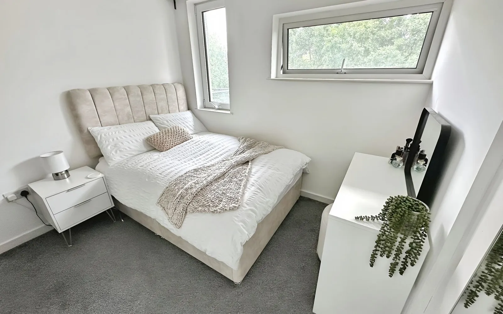 Flat Hayling Way in Greater London