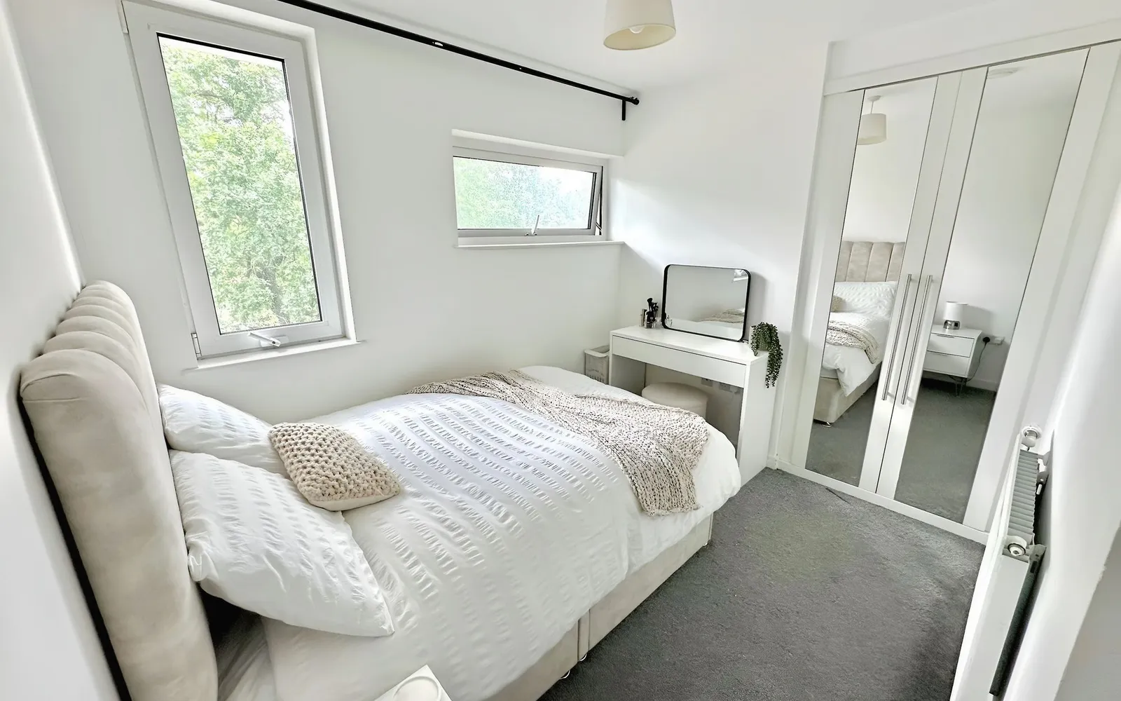 Flat Hayling Way in Greater London