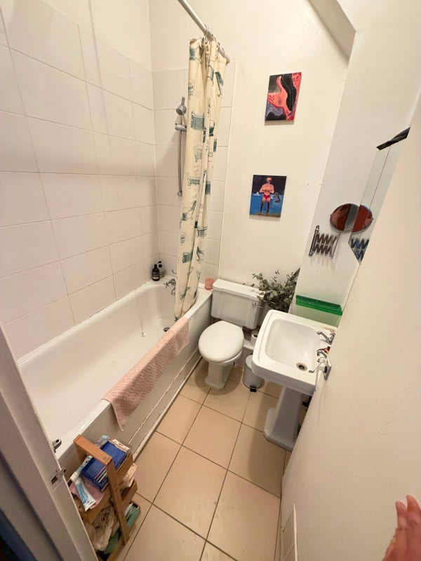 Room Graham Road in Greater London