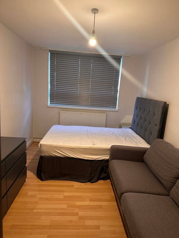 Room Barking Road in Greater London