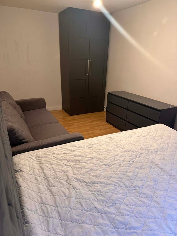Room Barking Road in Greater London