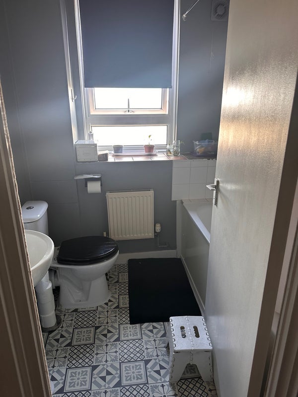 Room Barking Road in Greater London