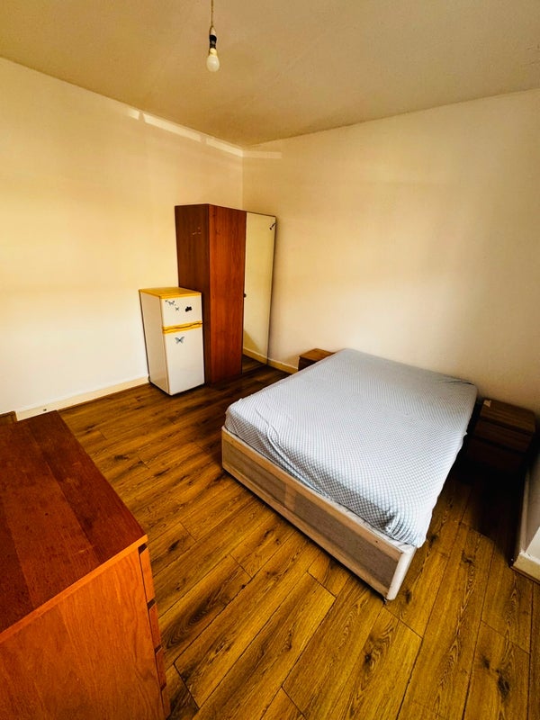 Room Crowborough Road in Greater London