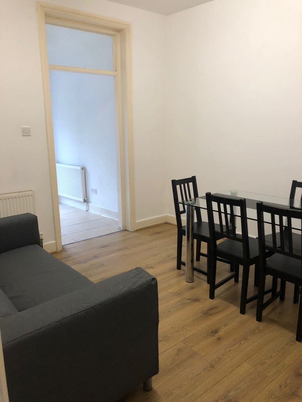 Room Crowborough Road in Greater London