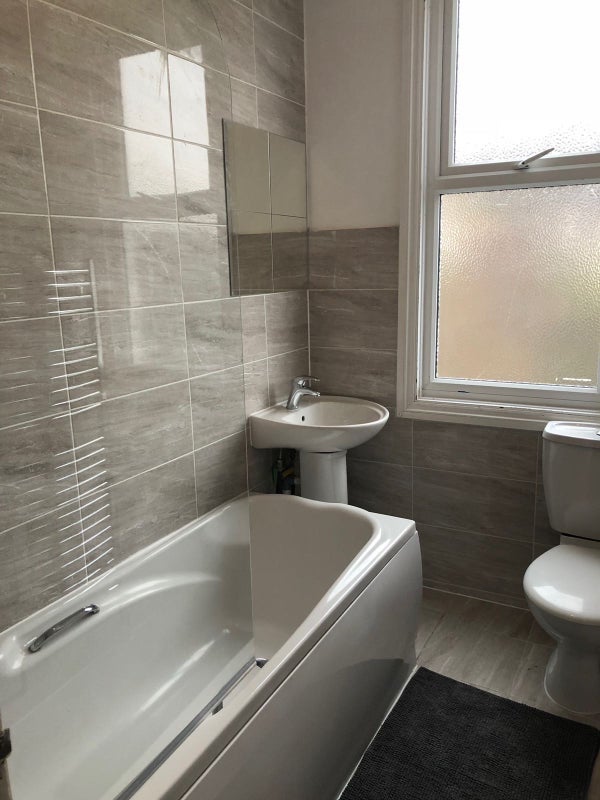 Room Crowborough Road in Greater London