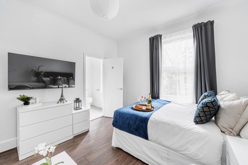 Room The Avenue in Greater London