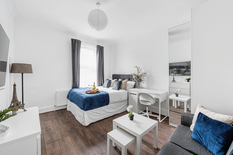 Room The Avenue in Greater London
