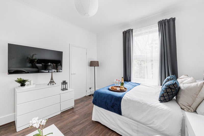 Room The Avenue in Greater London