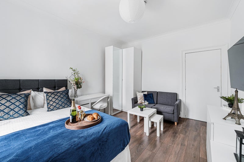 Room The Avenue in Greater London
