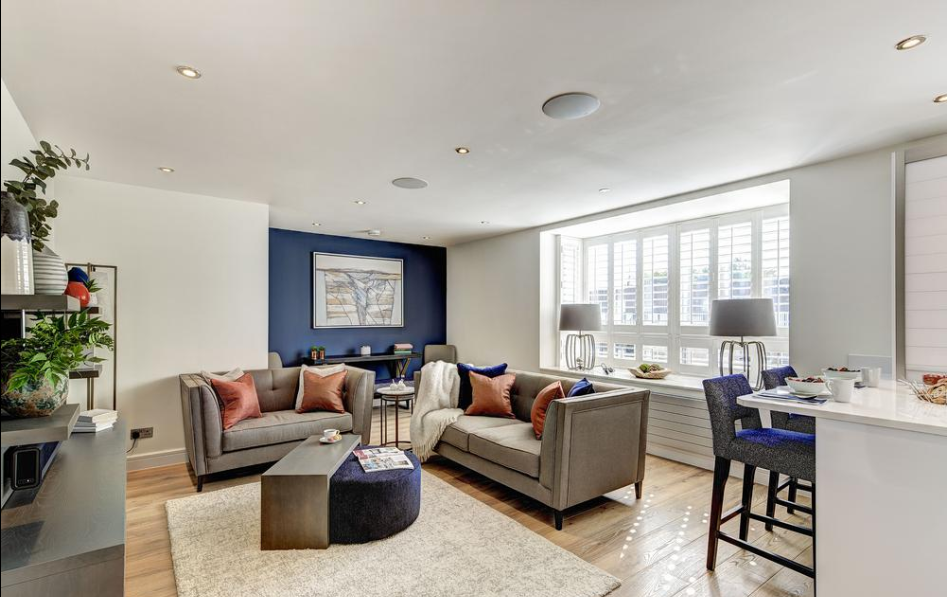 Flat Beauchamp Place in Greater London