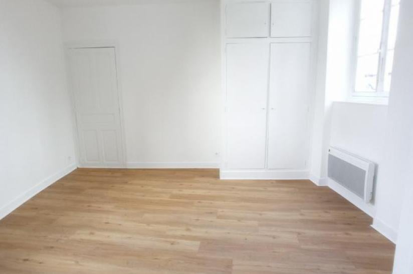 Flat Rue Lionel Royer in Montval-sur-Loir