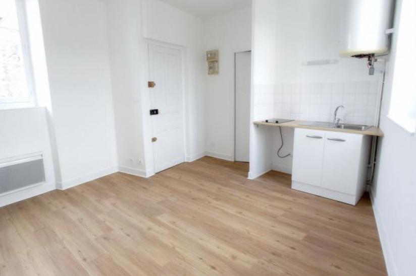 Flat Rue Lionel Royer in Montval-sur-Loir