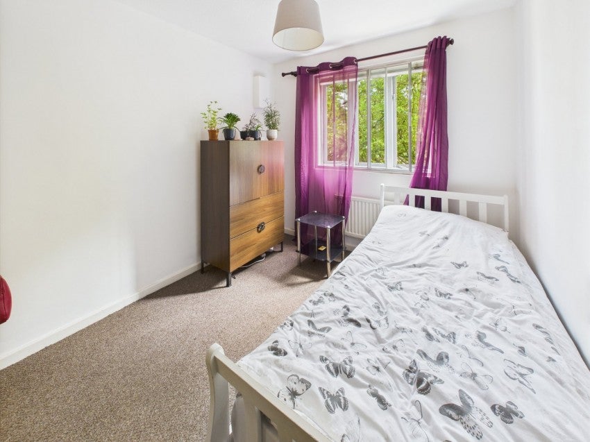 Flat Vicarage Way in Slough