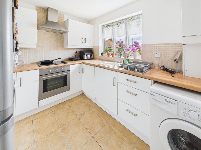 Flat Vicarage Way in Slough