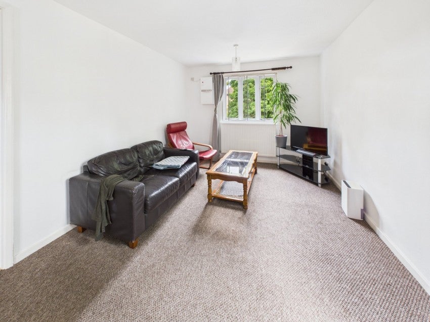 Flat Vicarage Way in Slough